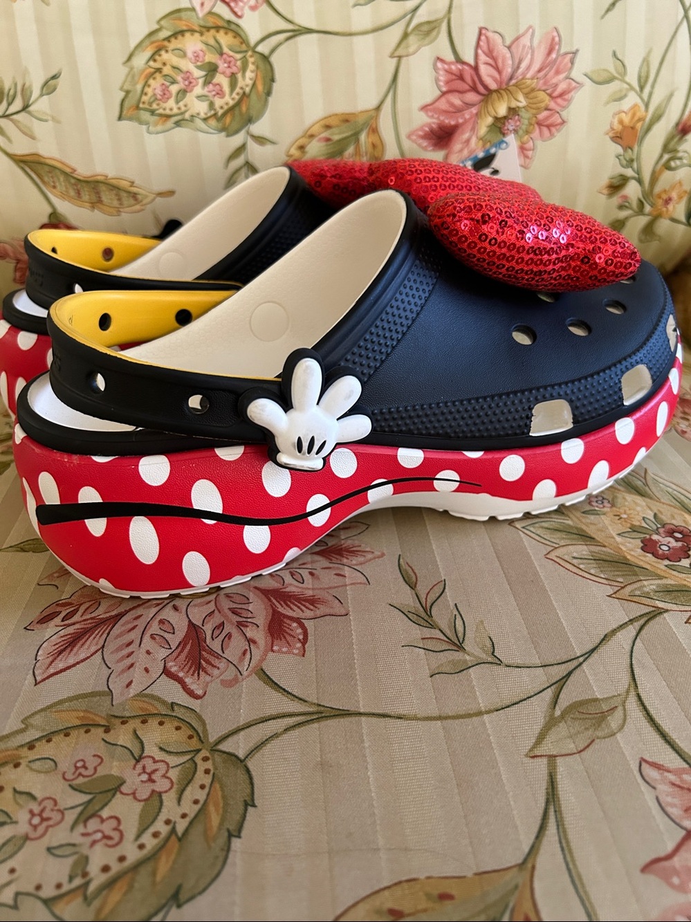 Minnie Mouse Disney Crocs NEW - Picture 3 of 9